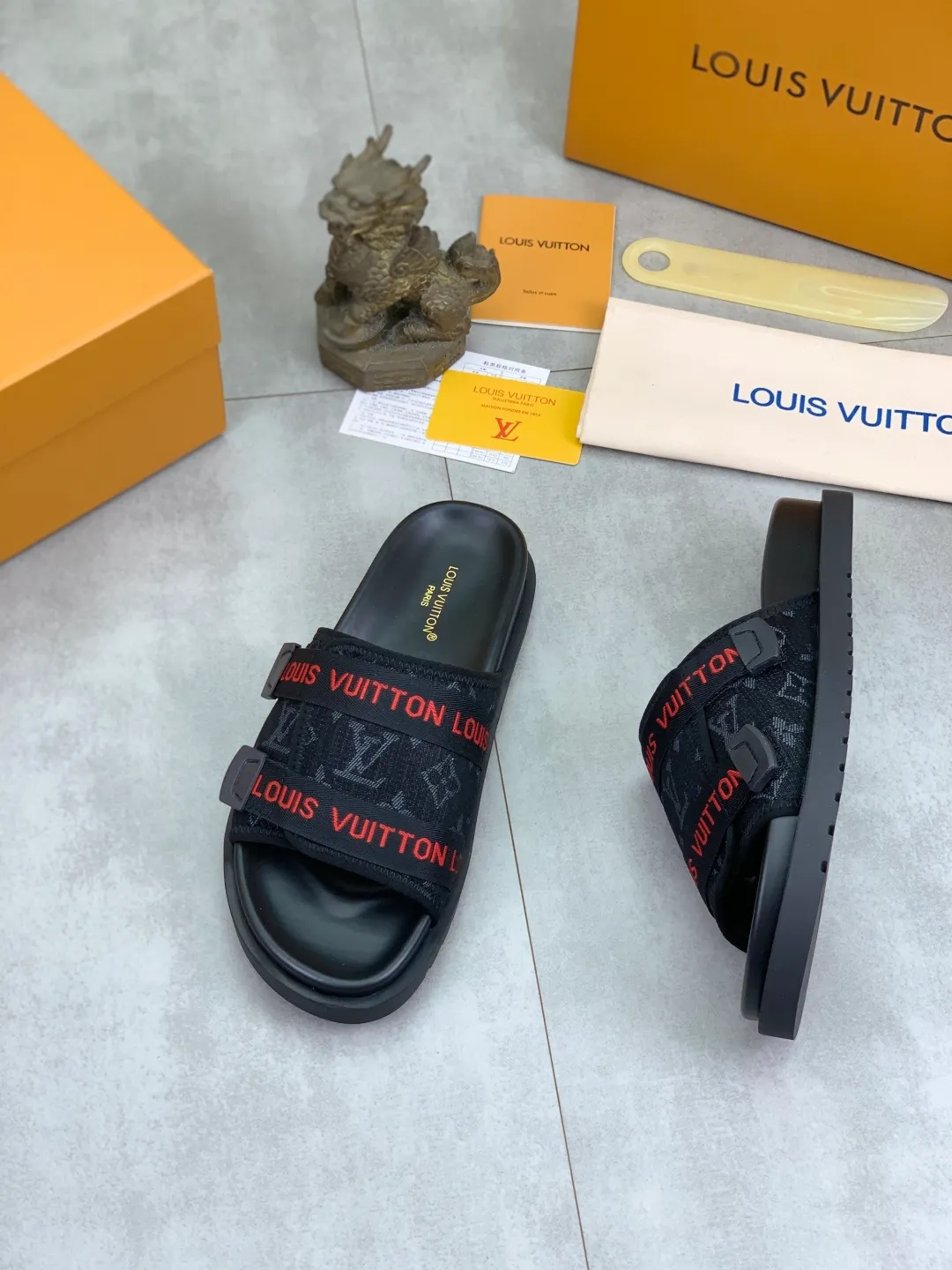 Men's shoes 💰P320💰【New style】🆘 Original quality 【LOUIS VUITTON】The popular Louis Vuitton LV men's slippers on the official website are on sale simultaneously! Original fabric imported from Italy, original factory special supply, code number: 38-44 (45 customized), many colors available